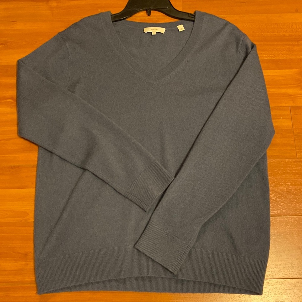 Vince Cashmere Womens V neck blue gray sweater- size Medium excellent condition